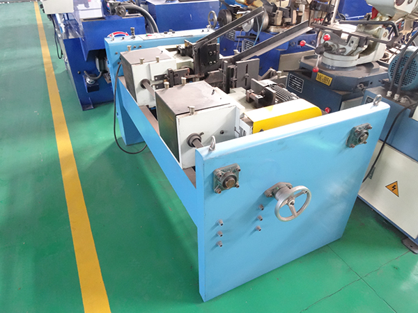 Chamfering machine for metal tube and rod